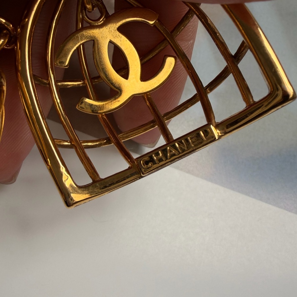 24K gold plated CHANEL vintage caged CC clip on earrings 1993, Rihanna - Picture 12 of 14